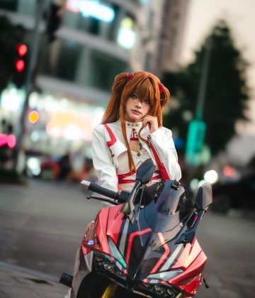 深夜书桌上手机显示日韩动漫排行榜页面，旁边摊开一本写满笔记的追番手账